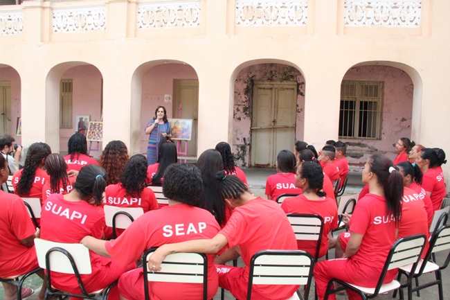 A diretora da Escola Estadual Estevão Pinto, Luciene Rodrigues, em sua mensagem às alunas. Foto: Franciele Xavier (SEE/MG)